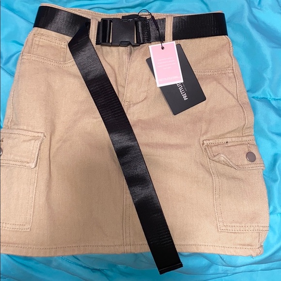 Khaki Skirt / With Black Belt - Picture 2 of 4